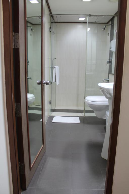 The Lotus Apartment Hotel, Venkatraman Street Madrás Exterior foto