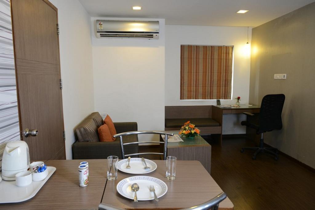 The Lotus Apartment Hotel, Venkatraman Street Madrás Exterior foto